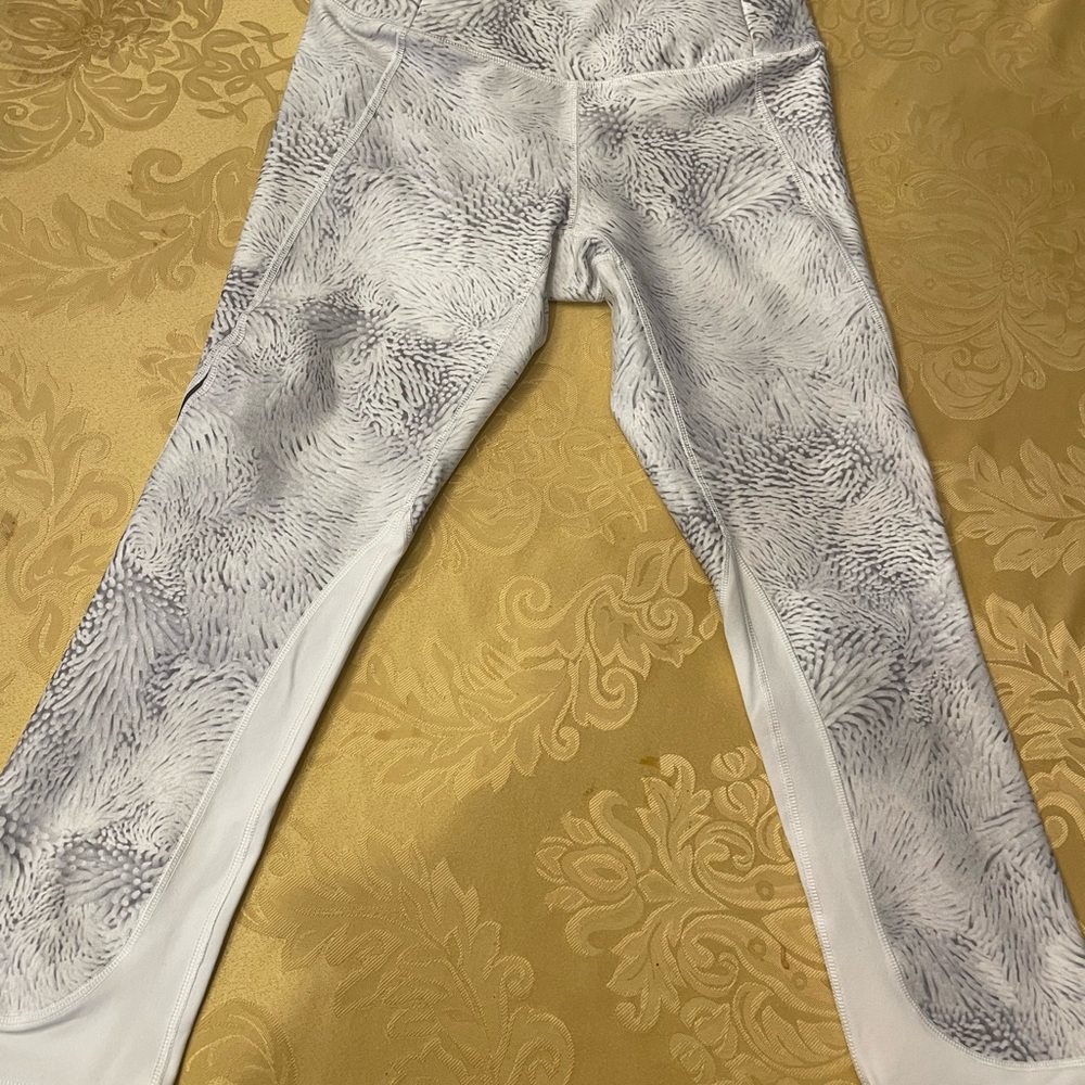 Calia underwood xs leopard capris.